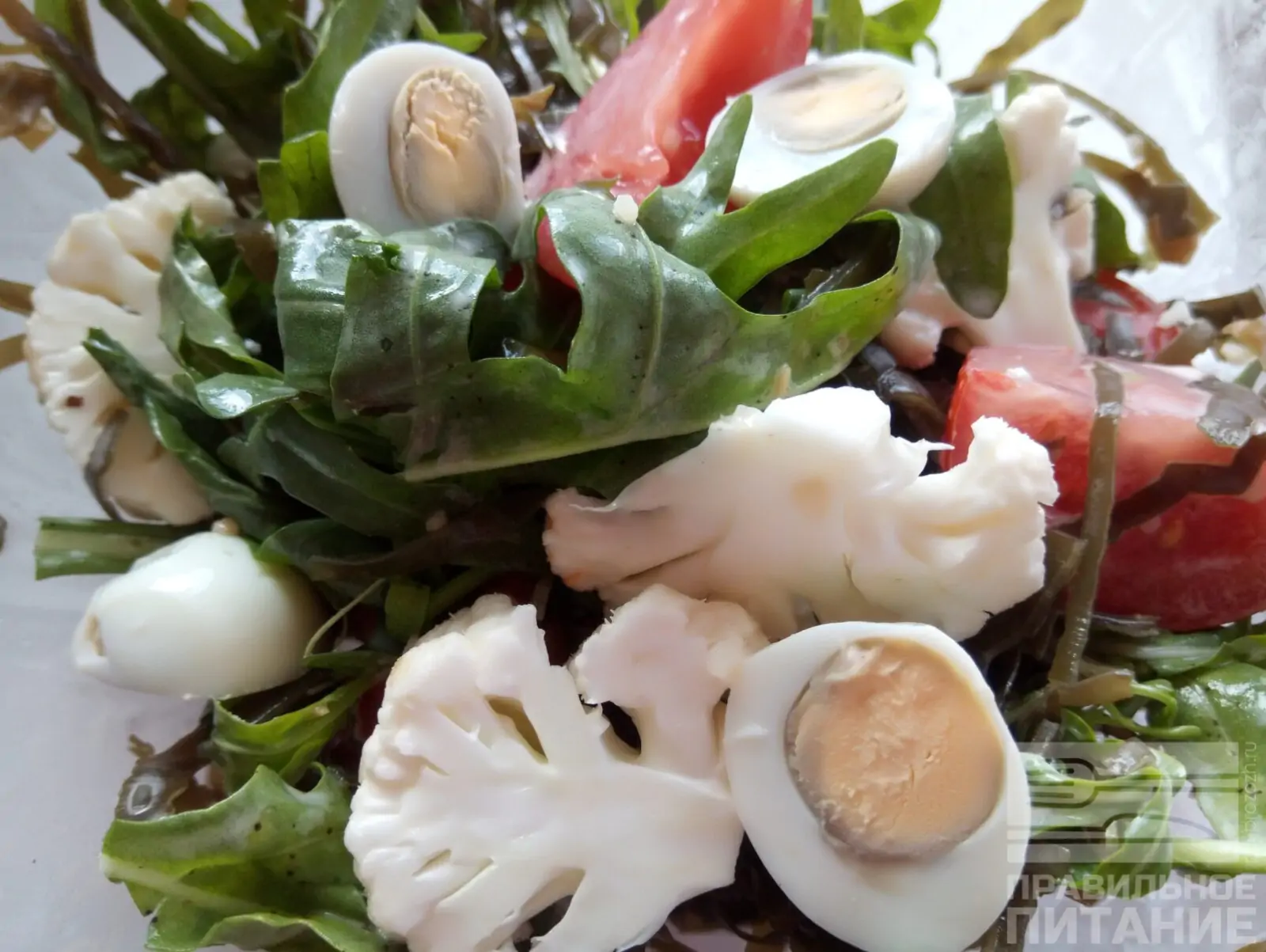 Рецепт диетического cалата из консервированной морской капусты с яйцом с фото