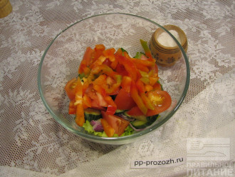 Шаг 5: Далее добавьте в салат сладкий перец, порезанный соломкой.