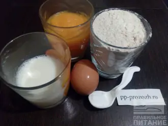 Шаг 1: Подготовьте ингредиенты для панкейков: овсяную муку, тыквенное пюре, яйцо, молоко, сахарозаменитель, соль и разрыхлитель. Чтобы сделать пюре из тыквы просто порежьте её на кусочки и запеките или отварите (слейте воду) и пюрируйте блендером.