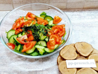 Шаг 5: Добавьте в салат нарезанную зелень кинзы и петрушки. Зелень можно взять как свежую, так и сушеную или замороженную.