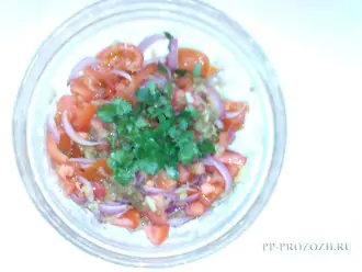 Шаг 12: Выложите в салатницу лук, помидоры и перемешайте. Сверху посыпьте рубленой зеленью кинзы. Салат готов. 
Приятного аппетита!