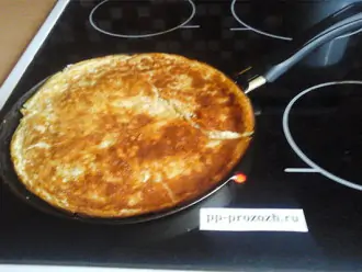 Шаг 4: Хорошо разогрейте сковороду с антипригарным покрытием. Затем, на среднем огне, обжарьте блин с двух сторон, без применения масла.
