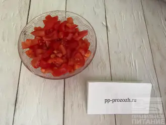 Шаг 4: Нарежьте помидоры кубиками.