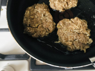 Шаг 8: Разогрейте и смажьте сковороду кокосовым маслом, чтобы оладьи не пригорели. Далее с помощью ложки сформируйте оладьи, выложите их на сковороду и жарьте до готовности.