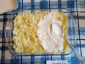 Шаг 4: Следующий слой - картофель, натрите на терке .
