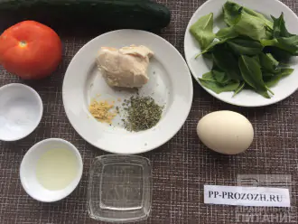 Шаг 1: Приготовьте ингредиенты. Отварите куриное филе до готовности. Вымойте овощи.