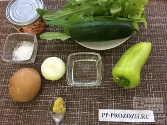 Шаг 1: Приготовьте ингредиенты. Вымойте овощи и зелень. Заранее отварите картофель и остудите.