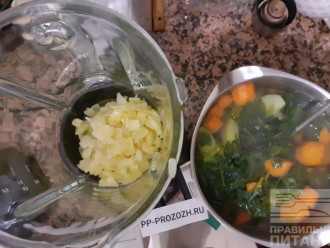 Шаг 7: Отварные овощи измельчите  блендером и поместите в кастрюлю. Добавьте консервированный нут в суп, доведите до кипения и проварите  еще 3 минуты.