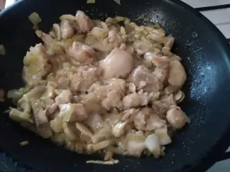 Шаг 6: Обжарьте грибы, куриное филе и лук до готовности.