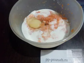 Шаг 4: В морковное пюре добавьте яйцо, сахарозаменитель и кефир, перемешайте. Ингредиенты должны быть комнатной температуры.