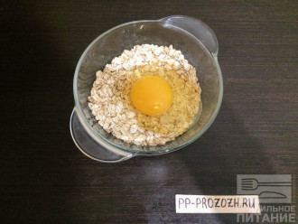 Шаг 2: Высыпьте овсяные хлопья в глубокую миску и вбейте два яйца.
