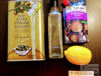 Шаг 1: Для приготовления заправки возьмите: оливковое масло, лимон, яблочный уксус, горчицу в зернах.