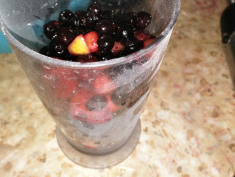 Шаг 2: В чашу для блендера выложите ягоды.