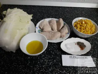Шаг 1: Подготовьте на столе все компоненты салата: пекинскую капусту, куриную грудку, кукурузу, оливковое масло, соль и специи.