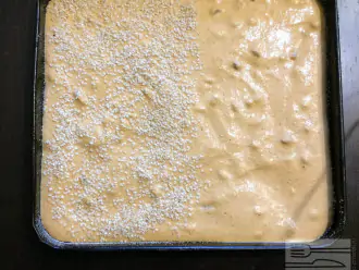 Шаг 5: Выложите тесто в форму для выпекания. Половину теста посыпьте кунжутом и выпекайте в разогретой духовке при температуре 180 градусов 25-30 минут. Готовую основу для печенья достаньте из духовки и оставьте остывать.