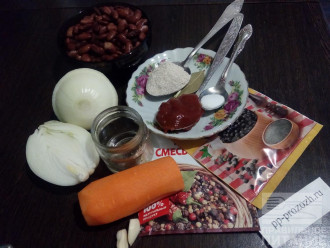 Шаг 1: Подготовьте ингредиенты: отварную фасоль, лук, морковь, муку, томатную пасту, чеснок, растительное масло, соль и специи.