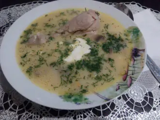 Шаг 8: Суп с грибами и плавленным сыром готов. Подавайте его со свежей зеленью укропа, по желанию можно добавить отварное куриное мясо и сметану. 