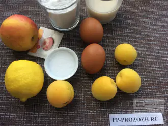 Шаг 1: Приготовьте ингредиенты вымойте фрукты и яйца. Выдавите лимонный сок.