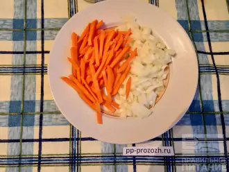 Шаг 2: Нарежьте лук кубиком, морковь - соломкой.
