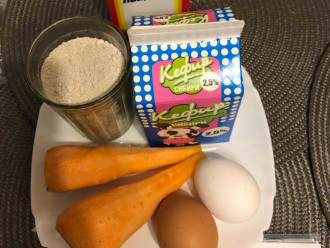 Шаг 1: Подготовьте необходимые ингредиенты: 2 средние моркови, 2 яйца, 1 стакан кефира, 1 стакан овсяной муки, соду на кончике ножа. Для вкуса можно добавить немного меда.