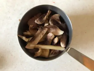 Шаг 4: Затем выложите слой нарезанных соломкой грибов.