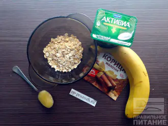 Шаг 1: Приготовьте необходимые ингредиенты: овсяные хлопья, банан, натуральный йогурт, молотую корицу, мёд.