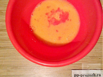 Шаг 6: Яйцо взбейте и тонкой струйкой влейте в суп, постоянно помешивая. Добавьте чеснок, перец, базилик и варите еще 5 минут.