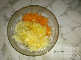 Шаг 5: Смешайте морковь и яблоко и влейте в салат 1 чайную ложку меда. Мед можно немного растопить на водяной бане, чтобы он стал жидким.