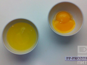 Шаг 3: Разбейте яйца и отделите белки от желтков.