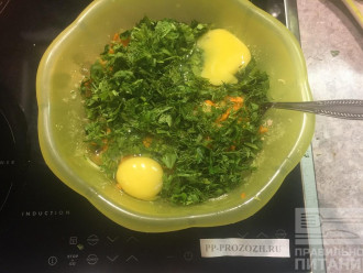 Шаг 7: Добавьте яйца, зелень, обжаренные морковь с луком. Все перемешайте.