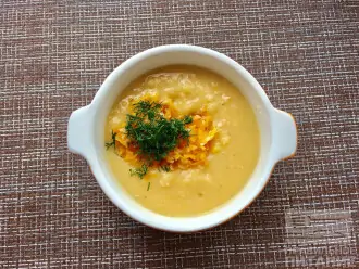 Шаг 5: Подавайте гороховый суп-пюре в горячем виде. Добавьте тушеные овощи и посыпьте укропом.
