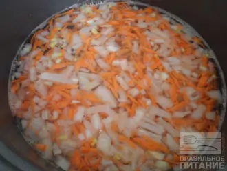 Шаг 6: Обжарьте лук и морковь на сковороде для размягчения. 