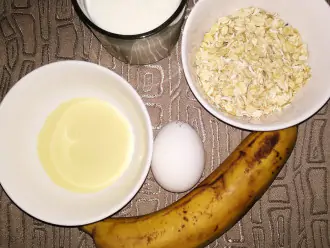 Шаг 1: Приготовьте следующие ингредиенты: хлопья овсяные,яйцо,кефир,банан.