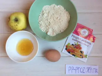 Шаг 1: Подготовьте ингредиенты: муку, яблоко, яйцо, мёд, корицу и разрыхлитель.