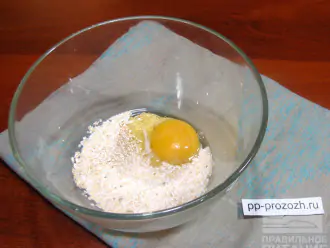 Шаг 2: Перемешайте отруби с яйцом. Затем добавьте немного молока и тщательно перемешайте еще раз.