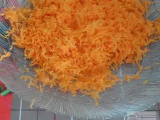 Шаг 3: Натрите морковь на мелкой терке.