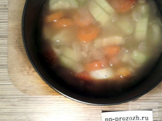 Шаг 4: Залейте овощи кипяченой водой, добавьте соль и перец по вкусу, варите до готовности (минут 15).