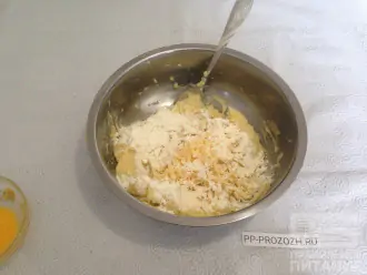 Шаг 3: Добавьте к картофелю сыр, натертый на крупной терке и муку. Снова хорошо перемешайте до получения однородной массы.
