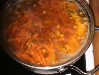 Шаг 9: Добавьте морковь в суп, посолите и тщательно перемешайте. Выключите плиту как суп кипнет. Дайте настояться 5 минут и добавьте зелень. Приятного аппетита!