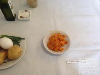 Шаг 4: Морковь натрите на терке, лук порежьте мелко, протушите на сковороде с 1 столовой ложкой оливкового масла.