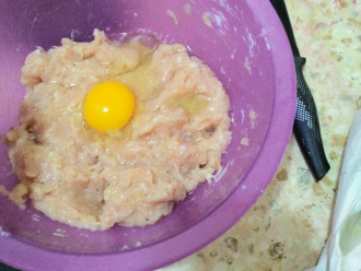 Шаг 2: Выложите фарш  в миску и к нему добавьте яйцо.
