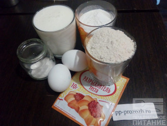 Шаг 1: Подготовьте ингредиенты: яйца, цельнозерновую и рисовую муку, кефир, сахарозаменитель, разрыхлитель.