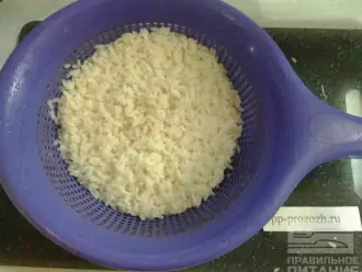 Шаг 2: Сварите рис до полуготовности.