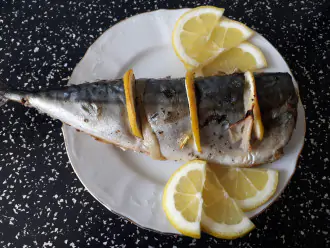 Шаг 7: Переложите рыбу на тарелку и украсьте лимоном. Блюдо готово!