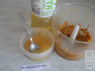 Шаг 3: Добавьте мед и подсолнечное масло. Еще раз прокрутите массу в блендере в течении минуты. 