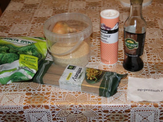 Шаг 1: Подготовьте ингредиенты: спагетти, соевый соус, лук, брокколи.
