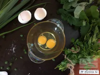 Шаг 2: Вбейте два яйца в глубокую тарелку.