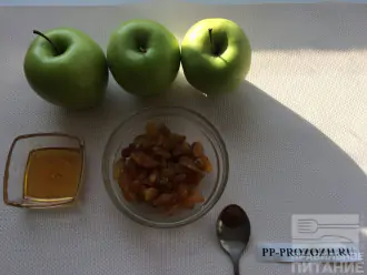 Шаг 1: Приготовьте ингредиенты. Промойте яблоки и изюм.