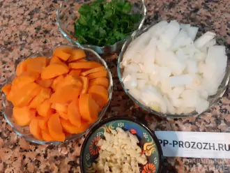 Шаг 3: Очистите  и нарежьте  овощи.