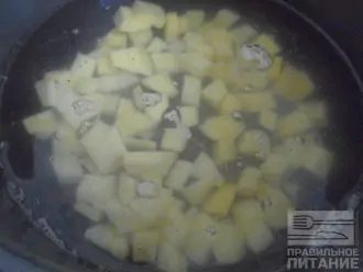 Шаг 3: В кастрюлю влейте воду (1,5 литра). После того, как вода закипит всыпьте картофель. Варите до полуготовности.
